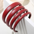 Set di quattro cerchietti vintage in ecopelle rossa su espositore geometrico bianco - Modello Piccolo (LH2410012-Piccolo)