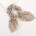 Coletero de moda con estampado de leopardo y lazo grande sobre fondo blanco puro - Leopardo Caqui