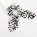 Elegante coletero con estampado de leopardo crema y lazo largo para accesorios de cabello - Blanco leopardo