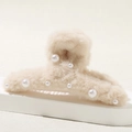 Elegante pinza de pelo de felpa con perlas en un soporte de piedra minimalista - Beige