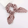 Scrunchie rosa con stampa leopardata e nastri lunghi accessorio per capelli - Leopardo Rosa