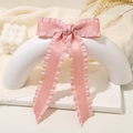 Eleganter rosa Satin-Haarclip mit Rüschenkante und langen Bändern auf weißem Dekor - Rosa (LH240315-7I)