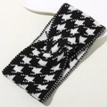 Modisches Strickstirnband mit schwarz-weißem Hahnentrittmuster und einem stylischen Knotendetail - Schwarz Weiß