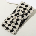 Strickstirnband mit schwarz-weißem Hahnentrittmuster und stilvollem Knotendetail - Reisschwarz