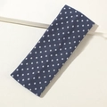 Detail eines dunkelblauen elastischen Yoga-Stirnbandes mit weißen Punkten auf Stoff - Dunkelblau
