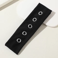 Elastisches schwarzes Stoff-Stirnband mit fünf vertikalen silbernen Metallösen im Punk-Stil - Schwarz