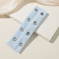 Diadema punk elástica azul claro con ojales metálicos huecos sobre tela suave - Azul claro