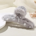 Pinza per capelli in finta pelliccia grigio chiaro con perle eleganti per acconciature autunno - Grigio