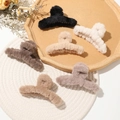 Plüsch-Haarklammern in sechs Herbstfarben auf einem Holztablett für dicke Haare - 6er Set / Mehrfarben-Kombination