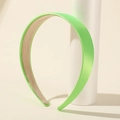 Poliertes hellgrünes Satin-Stirnband mit rutschfestem Futter auf Displayständer - Satin / Grasgrün