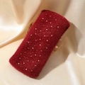Eleganter dunkelroter Plüsch-Haarclip aus Kunstnerz mit Strass auf Seidenhintergrund - Burgunderrot