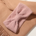 Roze gebreide hoofdband van imitatiebont met gedraaide strik voor winterse warmte - Roze
