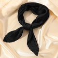 Eleganter schwarzer Plissee-Schal mit Falten auf champagnerfarbenem Satin-Hintergrund - Schwarz