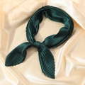 Dunkelgrüner Plissee-Seidenschal für Damen mit hochwertigen Akkordeonfalten und Satin-Finish - Grün