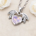 Collier avec pendentif cœur ailé et pierre violette sur fond décoré de roses blanches - Collier Rose