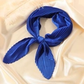 Plissiertes einfarbiges Seidentuch in Königsblau mit eleganter Textur und Rautenenden - Blau