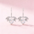 Boucles d'oreilles ailes de chauve-souris gothiques avec opale coeur sur fond rose - Pendants d'Oreilles Perle Blanche