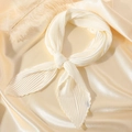 Eleganter weißer Plissee-Seidenschal für Damen mit modischem Knoten-Design - Milchweiß