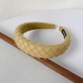 Handgefertigtes gestepptes senfgelbes Stirnband mit Rautenmuster und Fransenrand - Waffelgrün