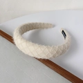 Gestepptes cremefarbenes Stirnband mit Handmade-Label, minimalistisches Design - Waffelweiß