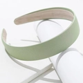 Minimalistisches hellgrünes Stirnband aus Satin-Stoff für einen eleganten Hochkronen-Look - Einfaches Grün