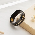 Anello da uomo in acciaio inossidabile nero con croce dorata su base in legno naturale - US 6 / Nero/Oro