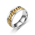 Bague en acier inoxydable poli argenté avec insert de chaîne cubaine dorée sur fond blanc - US 6 / Or