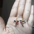 Orecchini a filo a forma di colibrì dorato con cristalli rossi e verdi - Rosso