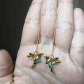 Orecchini a filo colibrì dorati con cristallo verde a forma di pera e dettagli - Blu