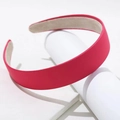 Minimalistisches breites Haarreif in Rosenrot auf weißem Ständer für Damen-Accessoires - Einfaches Rot