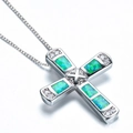 Collar cruz de plata con piedras de opalo azul y circones sobre un fondo blanco - Verde