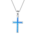 Gros plan du collier en argent avec pendentif croix en opale bleue et chaîne box - Bleu