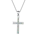 Détail d'un pendentif croix argentée avec incrustation d'opale sur une chaîne maille - Blanc