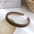 Schicker brauner gepolsterter Samt-Haarreif mit hohem Kronendesign für einen Look - Samtkaffee