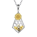 Collar de nido de abeja con girasol dorado y colgante de abeja en fondo blanco - Collar de abeja / Oro y Plata