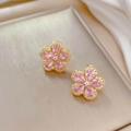 Détail de boucles d'oreilles fleurs de cerisier avec pétales roses et zircon doré - Boucles d'oreilles clous / Boucles d'Oreilles Clous Roses
