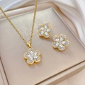 Vue détaillée d'un ensemble collier et boucles d'oreilles fleur dorée avec cristaux - Collier Blanc et Boucles d'Oreilles