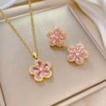 Parure bijoux fleur de cerisier avec cristaux roses et finition dorée chic - Ensemble / Ensemble Collier Et Boucles d'Oreilles Rose