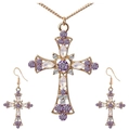 Parure de bijoux croix dorée avec strass violets et clairs sur collier et boucles - Ensemble collier et boucles d'oreilles / Violet