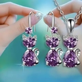 Elegantes Katzen-Schmuckset mit lila Amethyst-Steinen in Birnenform und Silberkette auf der Hand - Lila / Schmuckset