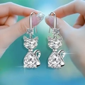 Silberne Katzenohrringe mit funkelnden Zirkonia-Kristallen in bezauberndem Design - Weiß / Ohrringe