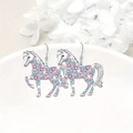 Detalle de un pendiente de caballo plateado con cristales de colores sobre cerámica blanca - Pendientes Pony / Plateado (Diamante de Imitación Multicolor)