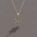 Elegante vergoldete Halskette mit rosa Schneeflocken-Anhänger und marquise-geschliffenen Zirkonia - Schneeflocke Halskette