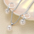 Elegantes weißes Perlen-Schmuckset bestehend aus Halskette und passenden Ohrringen - Silber
