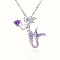 Détail du pendentif sirène avec cœur violet et queue en cristal sur une chaîne argentée - Violet