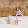Schmuckset Schildkröte Roségold mit lila Opal Inlay inklusive Halskette und Ohrringen - Roségold und Lila (Set)