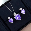 Nahaufnahme von herzförmigem lila Edelstein-Schmuckset in einer Samtbox präsentiert - Lila