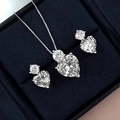 Elegantes herzförmiges Schmuckset mit Halskette und Ohrringen mit klaren Kristallen - Weiß