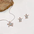 Schmuckset mit Schildkröte in Roségold, Halskette und Ohrstecker mit blauem Opal - Roségold und Weiß (Set)