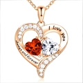Dettaglio della collana a doppio cuore in oro rosa con pietre rosse e incisione I love you - Oro rosa